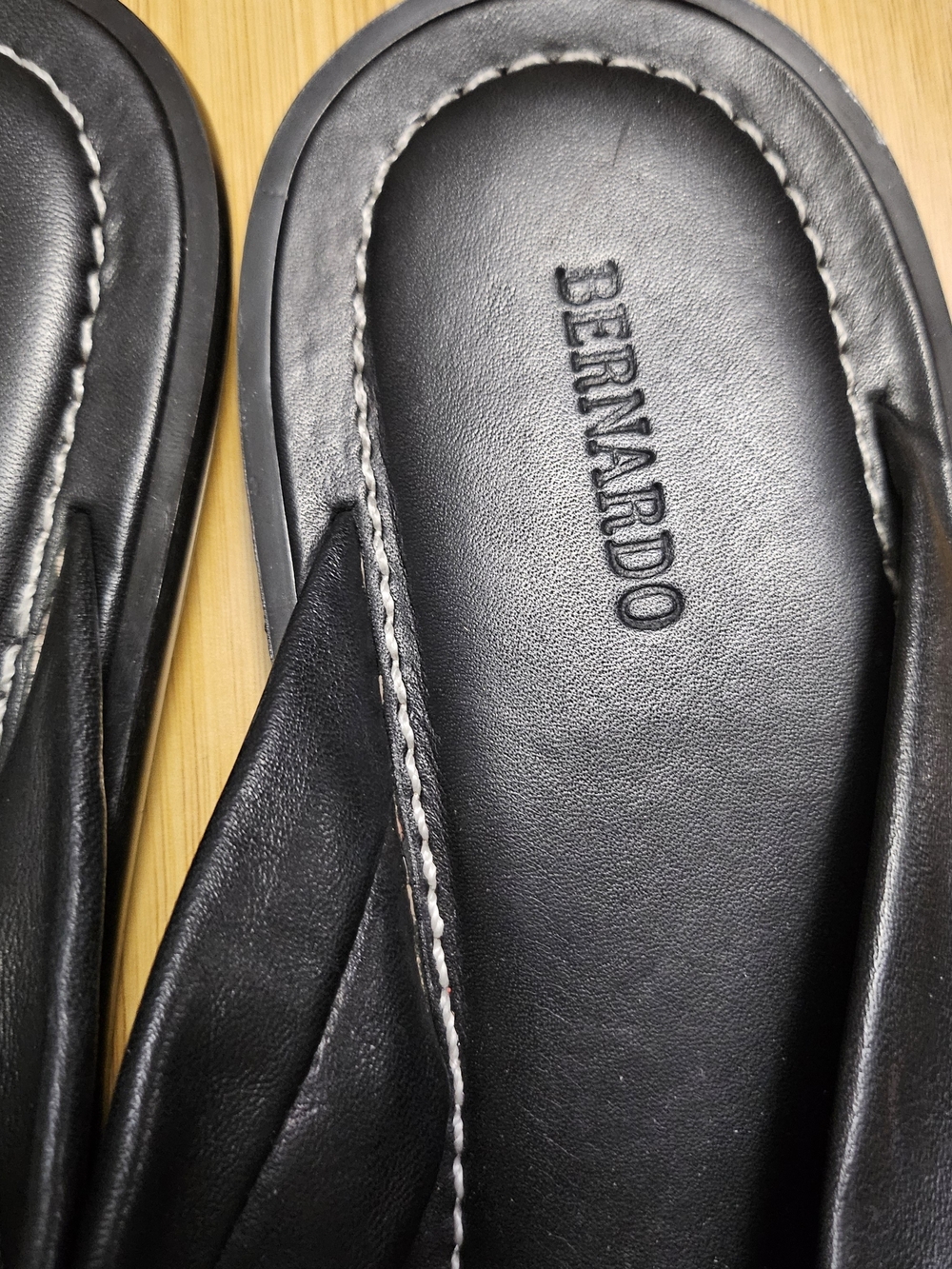 Bernardo Black Leather Knot-Detail Women's Flip Flops - Picture 7 of 8